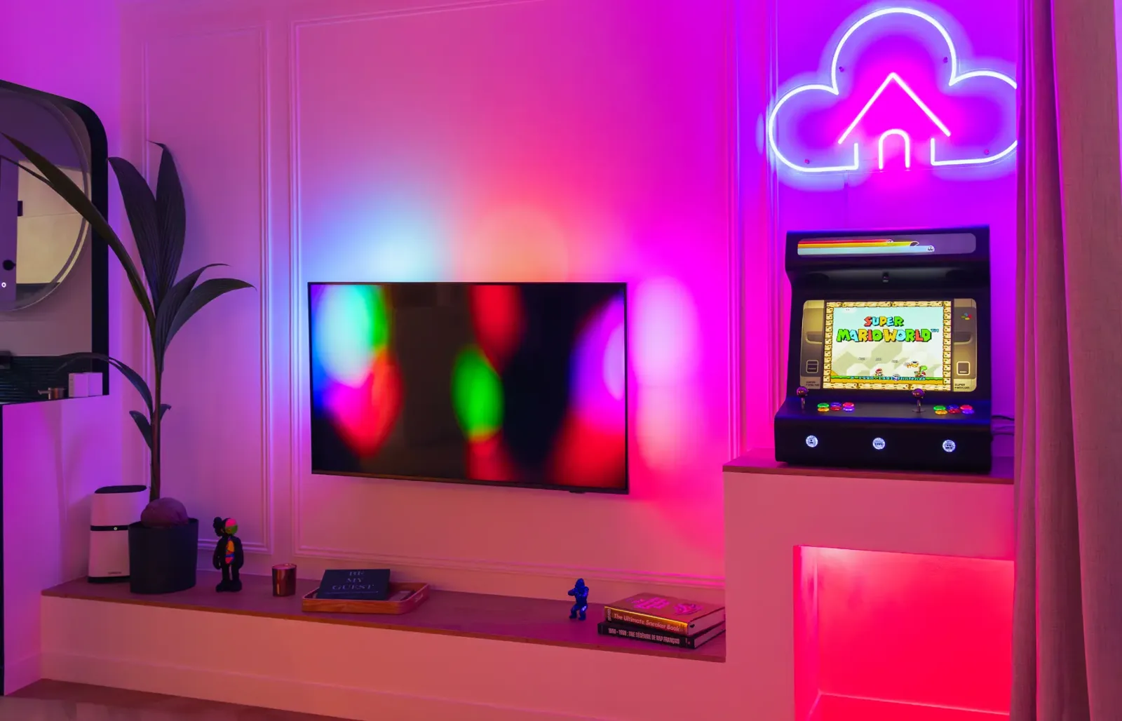 Le salon de The Cloud avec sa borne d'arcade et son néon nuage
